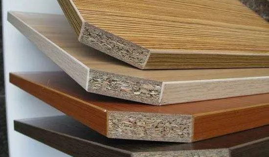 Tepi papan melamine (chipboard) menunjukkan zarah mampat